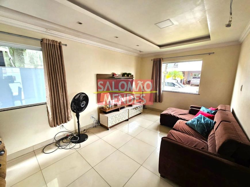Linda casa com 4 quartos e piscina em Condomínio fechado