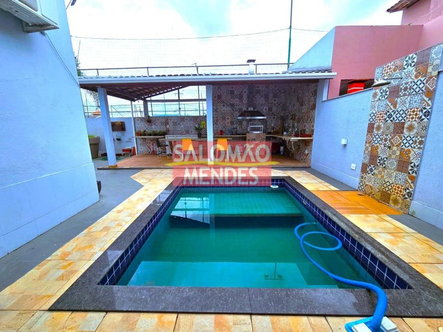 Linda casa com 4 quartos e piscina em Condomínio fechado