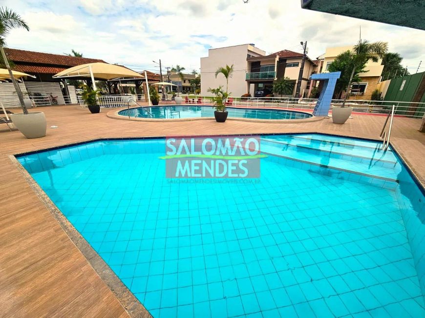 Linda casa com 4 quartos e piscina em Condomínio fechado