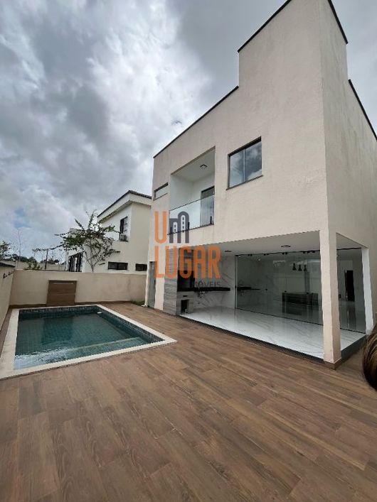 Um Lugar Imóveis vende uma excelente casa no condomínio Jardins do Lago, localizado na Rod. Mário Co