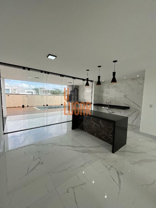 Um Lugar Imóveis vende uma excelente casa no condomínio Jardins do Lago, localizado na Rod. Mário Co