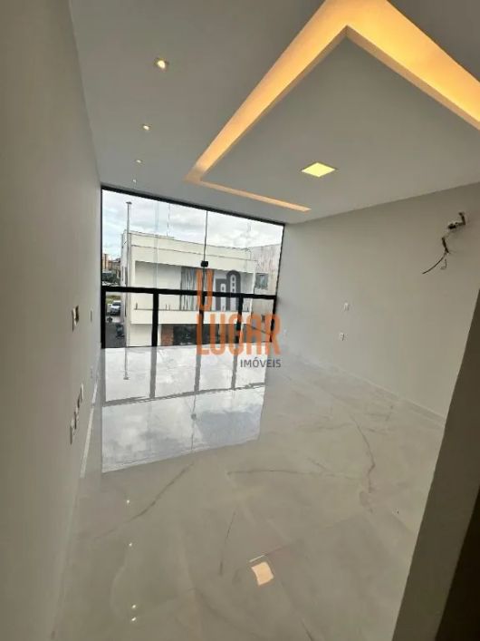 Um Lugar Imóveis vende uma belíssima casa no condomínio Jardins do Lago, na Rod. Mário Covas, N. 500