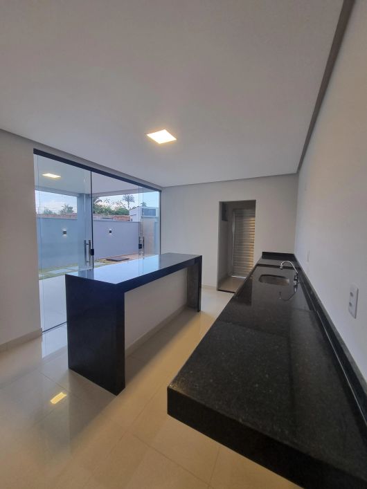 QUARTZO - Casa duplex, 4/4, 3 suítes e Piscina; IMPERDÍVEL!