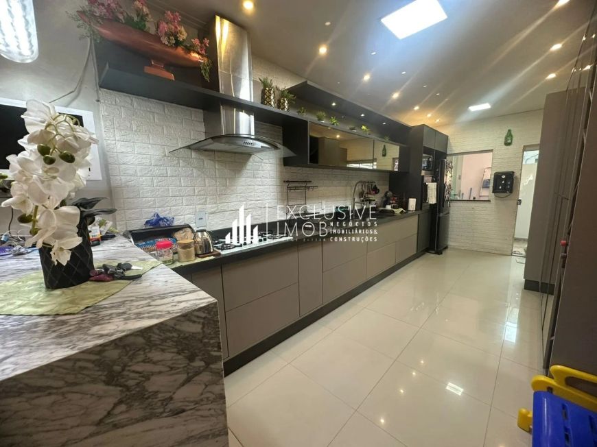 JARDIM ESPANHA, CASA DE 4 SUÍTES, 260 METROS QUADRADOS E 5 BANHEIROS
