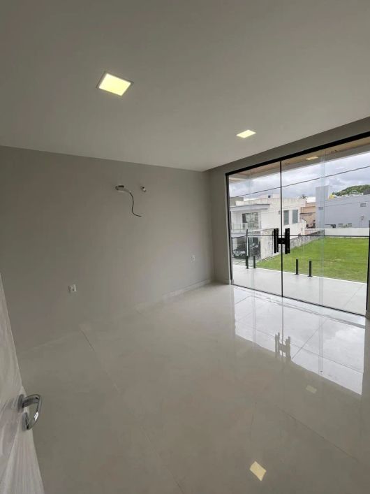 Bacelar Imóveis vende bela casa com 3 suítes no condomínio Jardins do Lago