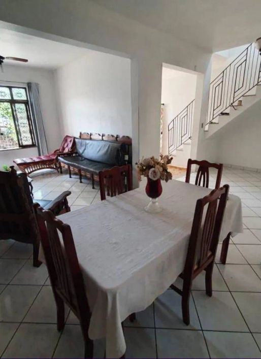 VENDO CASA COM 4/4, SENDO UMA SUÍTE COM DOIS PAVIMENTOS LOCALIZADO NO BAIRRO DO UMARIZAL COM 593M²