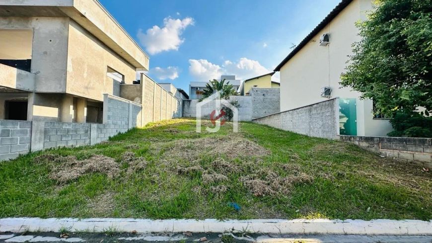 Terreno plano com área de 252,96m² no condomínio Pinheiros de Tremembé no município de Tremembé.