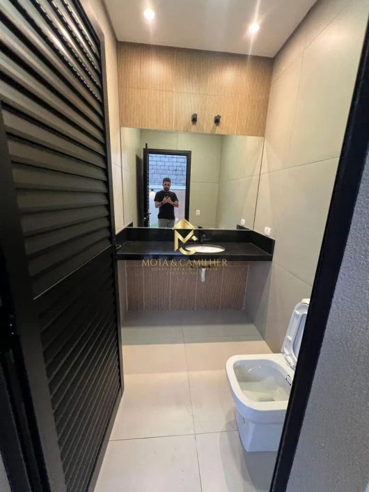 Linda casa em condomínio fechado com ótima localização.
