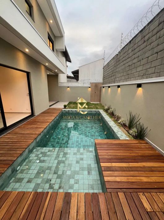 Linda casa em condomínio fechado com ótima localização.