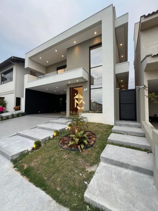 Linda casa em condomínio fechado com ótima localização.