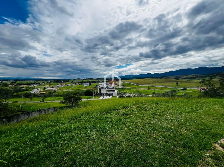 Terreno em declive e área de 1.611,00m² no Condomínio Village da Serra no Município de Tremembé.