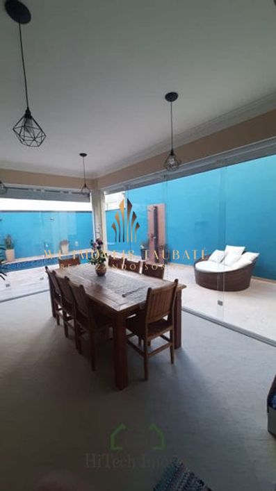 Encante-se com este incrível sobrado de 3 suítes e piscina em condomínio!