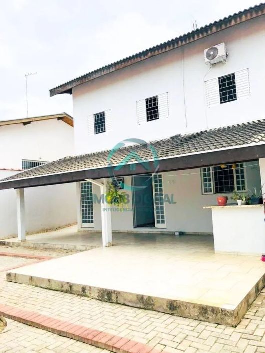 CASA COM 3 DORMITÓRIOS SENDO 1 SUÍTE E COM 3 VAGAS NA GARAGEM LOCALIZADA EM TREMEMBE