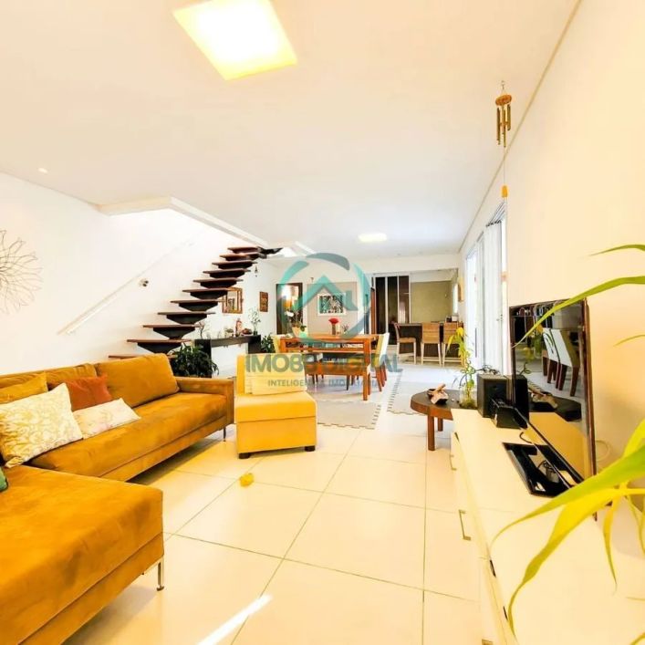 SOBRADO COM 3 DORMITÓRIOS SENDO 3 SUÍTES E 8 VAGAS NA GARAGEM CAMPOS DO CONDE 2 VERSAILLES