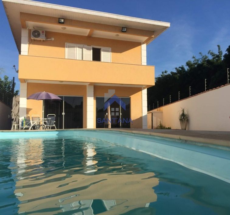 SOBRADO DE 200M² COM 3 DORMITÓRIOS SENDO 1 SUÍTE NO RESIDENCIAL VILLAGE EM TREMEMBÉ/SP