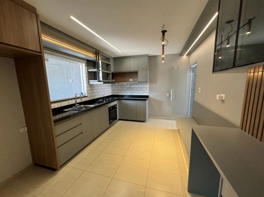 Casa terrea com 3 dormitórios com ampla área verde
