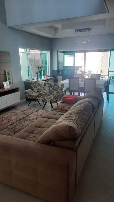 Linda casa assobradada dentro de condomínio.
