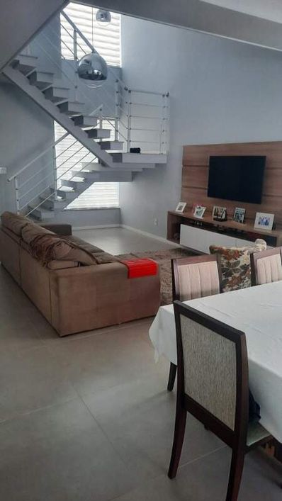 Linda casa assobradada dentro de condomínio.
