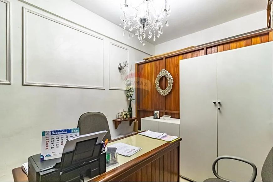 CASA Á VENDA COM TRÊS PAVIMENTOS.