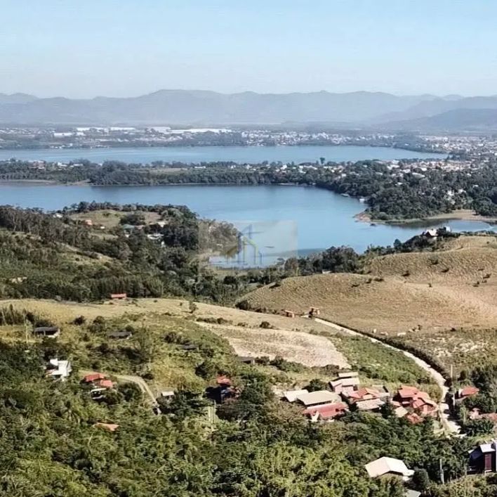 Terreno de 12.800 m2, vista para lagoa e próximo ao centrinho da Praia do Rosa