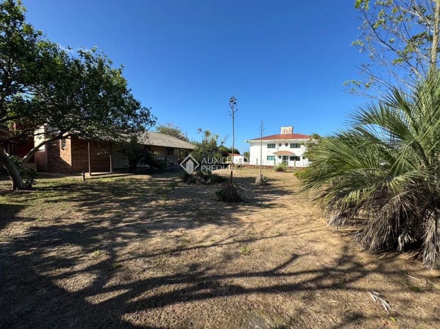 LINDA CASA EM UM AMPLO TERRENO AS MARGENS DA LAGO