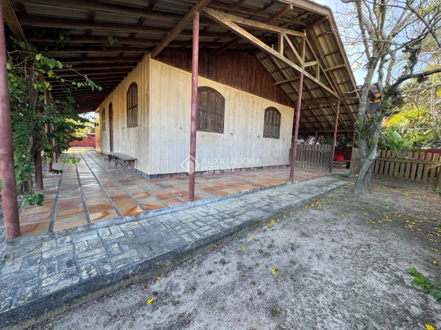 LINDA CASA EM UM AMPLO TERRENO AS MARGENS DA LAGO