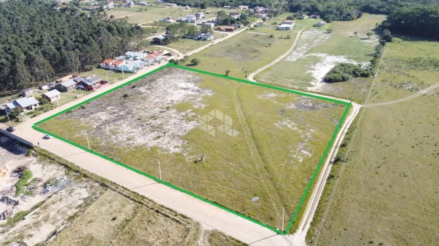Terreno com área de 12.878,12 m², escriturado e averbado no RI.