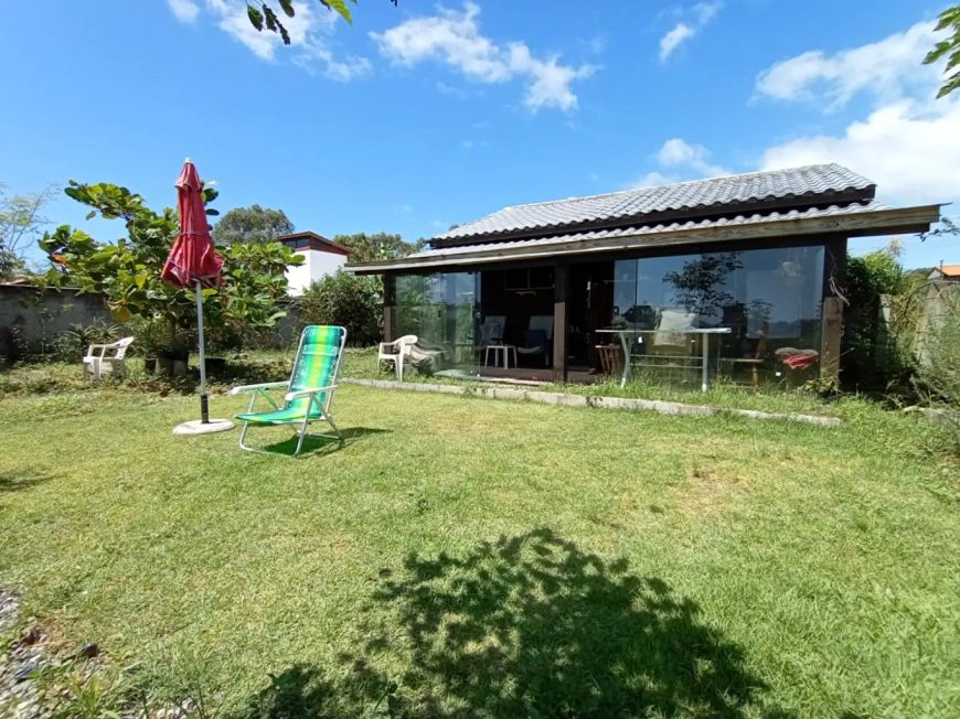 Duas casas não geminadas e individualizadas em amplo terreno de 450m2