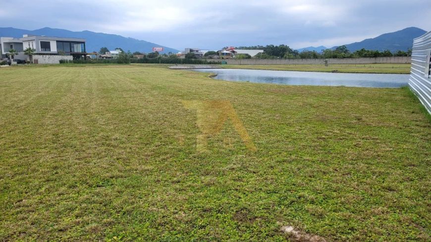 Terreno de 805m² em Condomínio Fechado de Alto Padrão