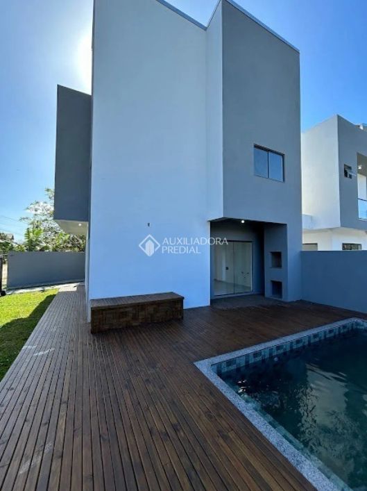 Sobrado com 3 suítes, 2 banheiros, Piscina - Ibiraquera, Imbituba SC