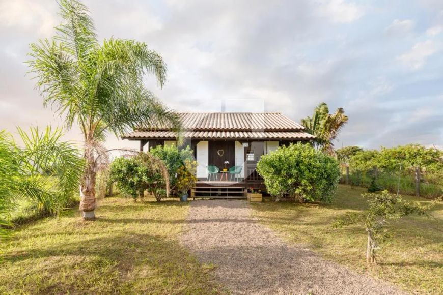 Casa próxima à praia com 2 quartos, banheira externa e área Gourmet, totalmente reformada