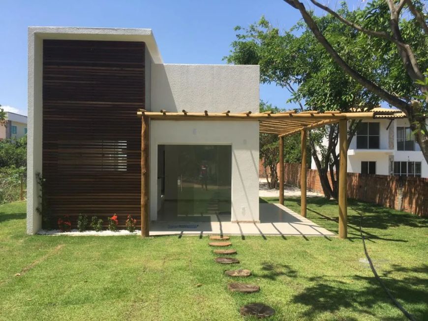 Vende-se imóvel no condomínio Águas do Sauípe, 3/4, quiosque com churrasqueira e piscina.