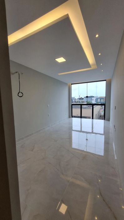 Bacelar Imóveis vende casa duplex no Jardins do Lago, 260m², 4 suítes