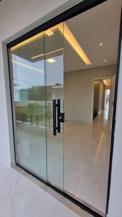 Bacelar Imóveis vende casa duplex no Jardins do Lago, 260m², 4 suítes