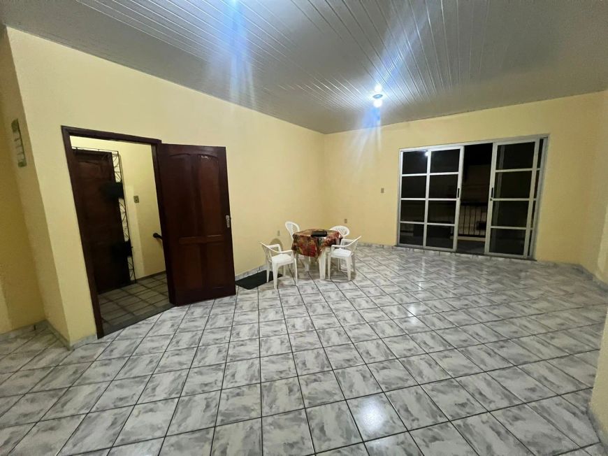 PREDIO Á VENDA COM QUATRO APARTAMENTOS.