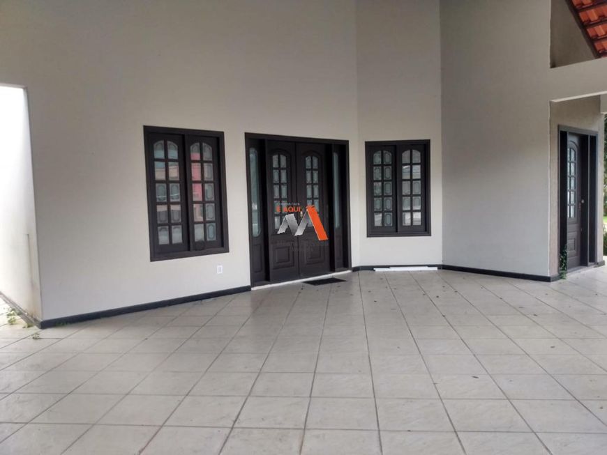CASA NO CONDOMÍNIO FECHADO! ÁREA DE 510M². 02 VAGAS DE GARAGEM.