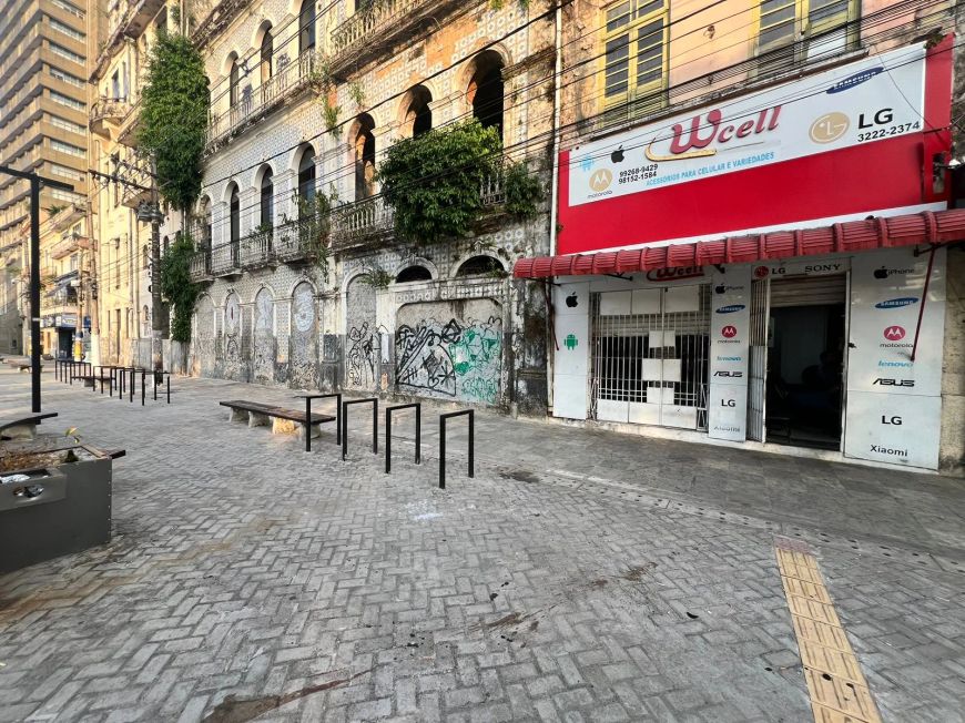PRÉDIO COMERCIAL NA CASTILHO FRANÇA FRENTE Á ESTAÇÃO DAS DOCAS.