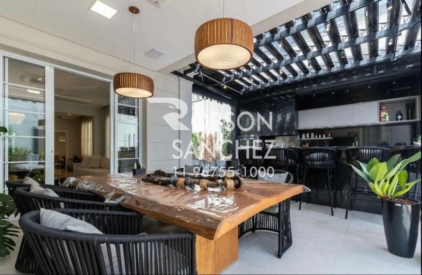 Sobrado a venda em cond. fechado no Alto da Boa Vista com 4 suítes, 6 vagas, 722m², fino acabamento!