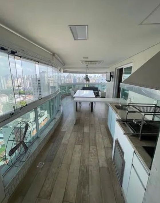 Apartamento com cinco suítes na Batista Campos