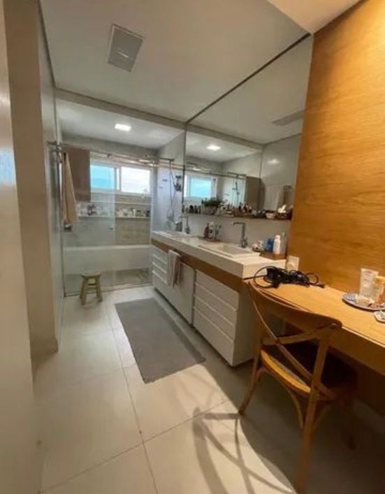 Apartamento com cinco suítes na Batista Campos