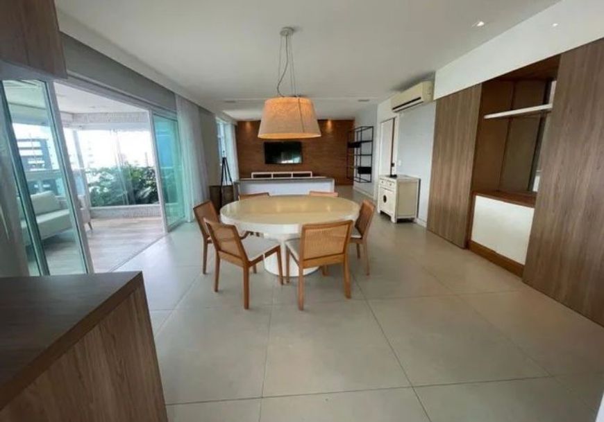 Apartamento com cinco suítes na Batista Campos