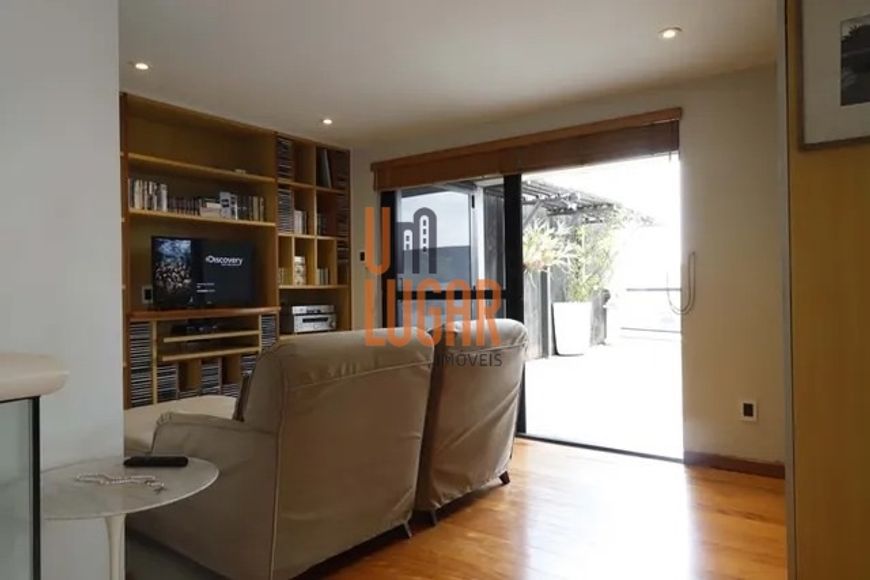 Um Lugar Imóveis vende uma excelente cobertura no Edifício Lá Vi En Rose, localizado no Telégrafo, B