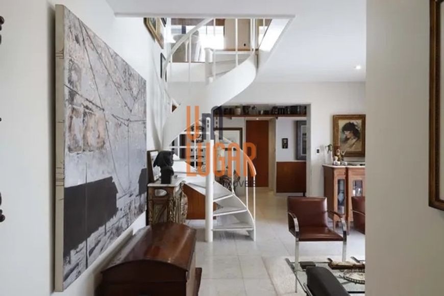 Um Lugar Imóveis vende uma excelente cobertura no Edifício Lá Vi En Rose, localizado no Telégrafo, B