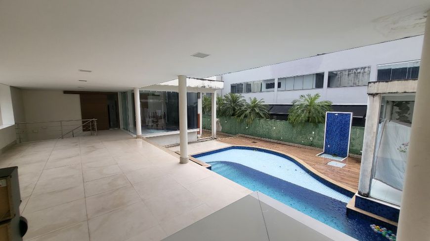 ÁGUA CRISTAL - Um Lugar Imóveis vende deslumbrante casa / mansão de esquina 5 suítes no condomínio Á