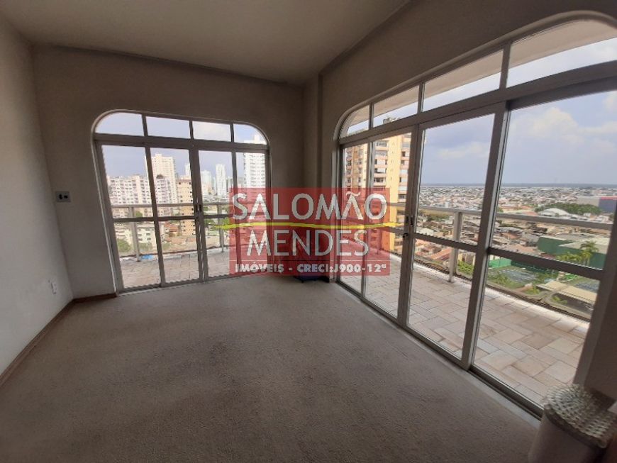 360 graus de vista da cidade, 650 m² privativos, andar alto.