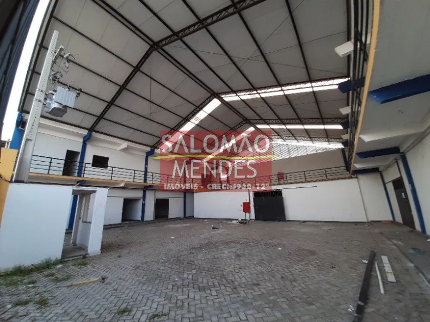 Ponto comercial/ 1.200 m², pé direito alto, próximo a Portugal.