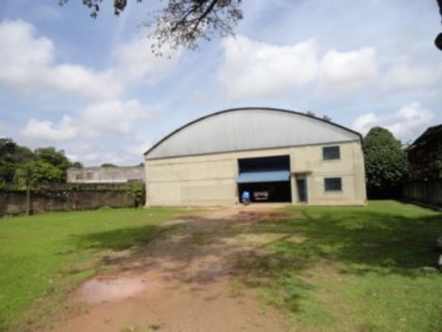 Amplo galpao em terreno medindo aproximadamente 20.000 m²