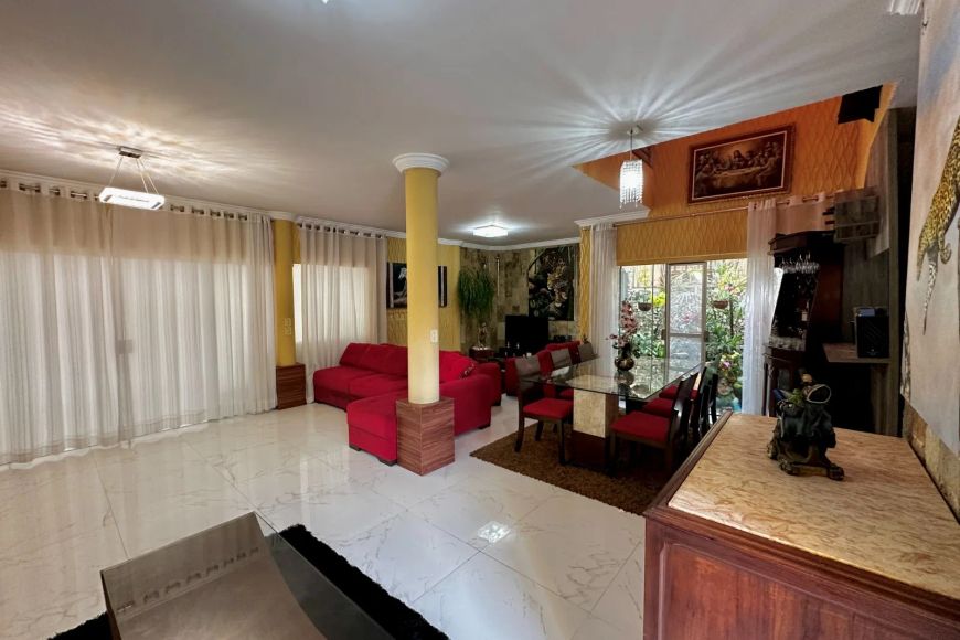 CASA NO CONDOMÍNIO ALTO DE PINHEIROS