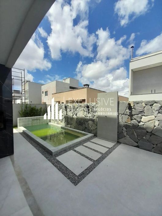 CASA NO JARDINS DO LAGO, 210 METROS, 3 SUÍTES E 4 BANHEIROS
