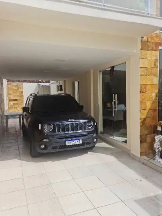 Vende-se casa no Conj. Satélite, 340m², 3 quartos sendo 2 suites, 3 vagas, piscina, Coqueiro